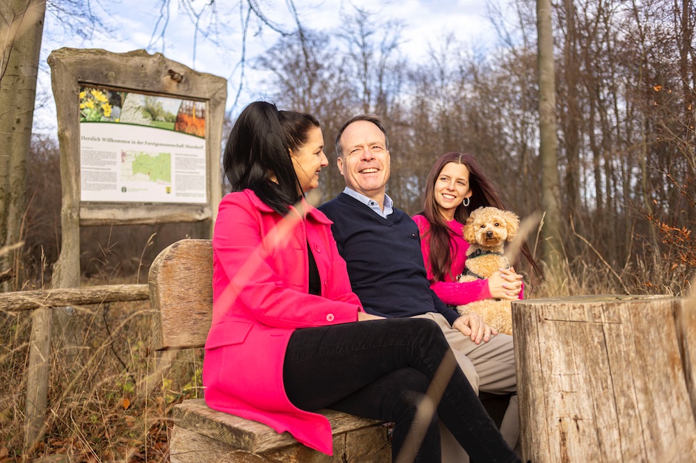 bernd-antonius-mit-frau-und-tochter-auf-bank